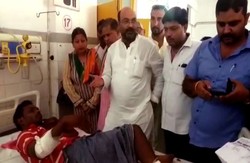 Sonbhadra Massacre Congress Delegation सोनभद्र नरसंहार: घायलों से मिला कांग्रेस का प्रतिनिधि मंडल, सीएम योगी का मांगा इस्तीफा