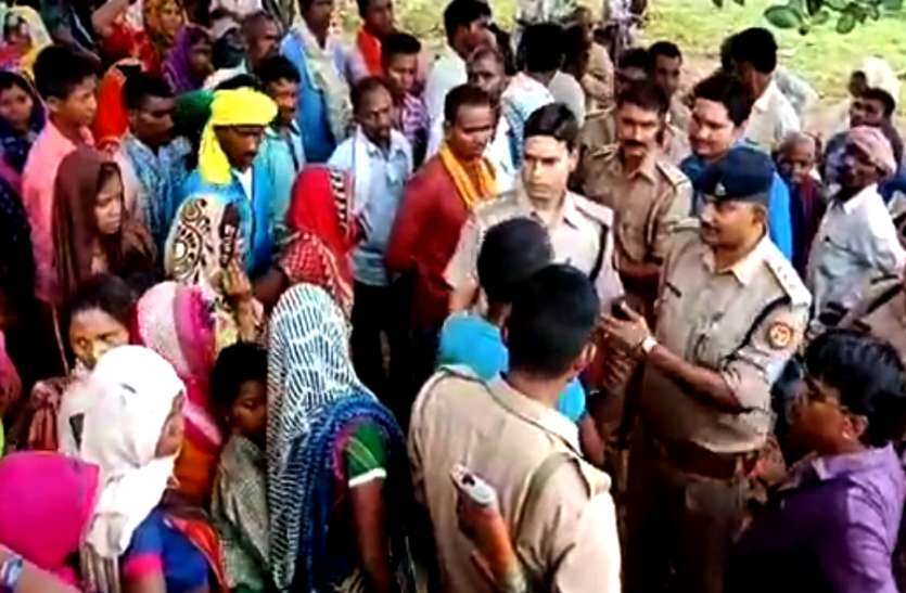 Sonbhadra Massacre सोनभद्र नरसंहार: पोस्टमार्टम के बाद भी पुलिस नहीं दे रही मृतकों के शव