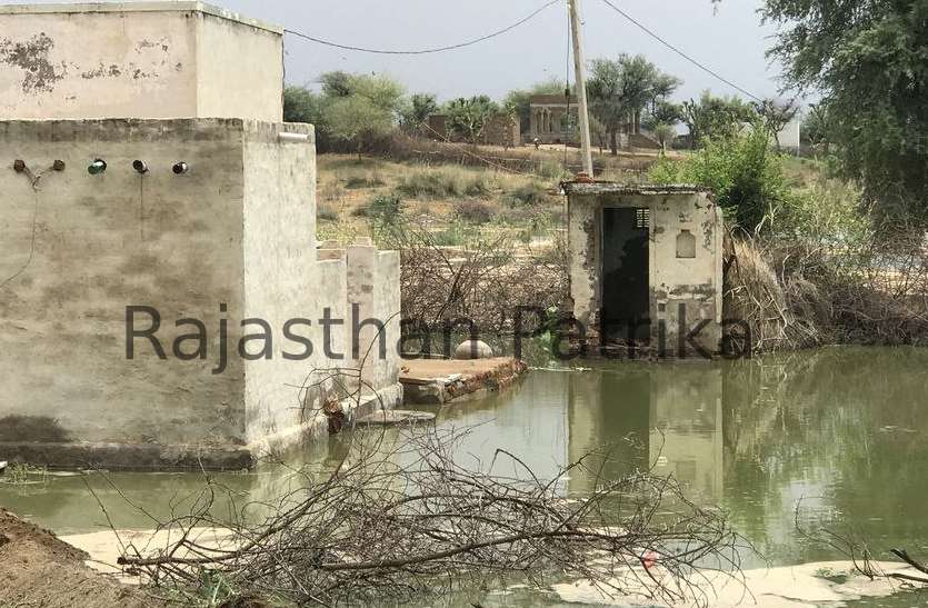 Broken Ganani Dirty Water Flow in Gajsar Village : शहर से करीब पांच किमी दूर गाजसर गांव में स्थित गंदे पानी की गैनाणी एक बार फिर टूट गई। गैनाणी का पानी कई मार्गों पर भर गया।