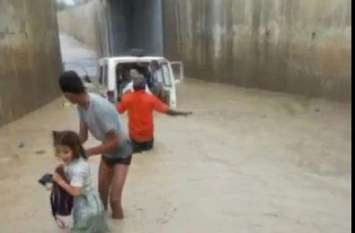 school van filled with children trapped in underpass water #chaksu news: अण्डरपास में भरे पानी में फंसा स्कूली वाहन, बच्चों में मची चीख पुकार