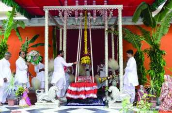 chaandee ke hindolane mein jhoole nidhi svaroop सावन के झूले पड़े, दर्शन को उमड़ा सैलाब