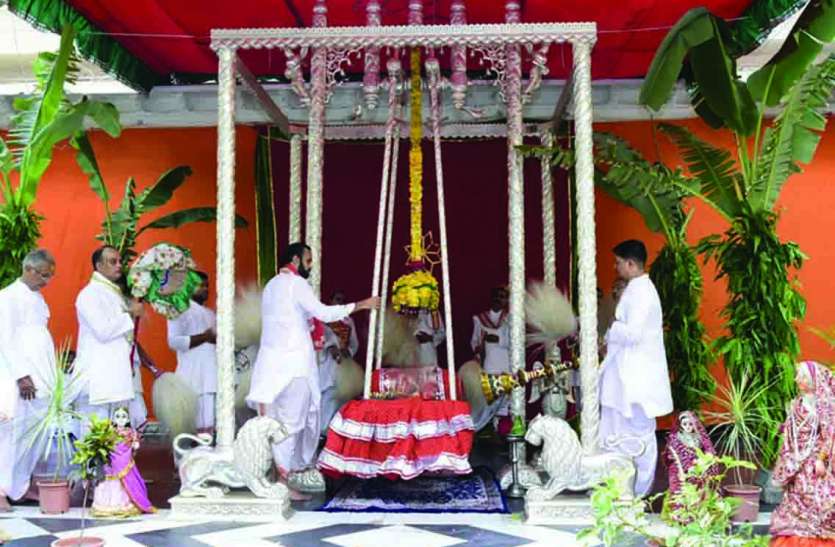 chaandee ke hindolane mein jhoole nidhi svaroop सावन के झूले पड़े, दर्शन को उमड़ा सैलाब