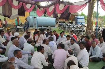 Farmers angry after not getting crop insurance sum फसल बीमा राशि नहीं मिलने से किसान नाराज