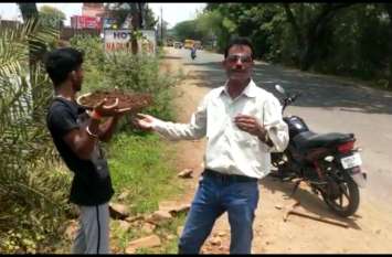 Mama nephew filling the road pit मामा भांजे निकल पड़े सड़क के गड्ढे भरने