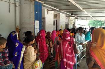 district hospital : Do not improve the system of district hospital district hospital : नहीं सुधर रही जिला अस्पताल की व्यवस्था, 80 पलग पर 250 मरीज को किया भर्ती