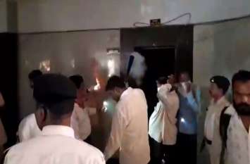 fire in indore collectorate, all Work effected कलेक्टोरेट में लगी आग, पूरे परिसर में बत्ती गुल होने से कामकाज हुआ प्रभावित