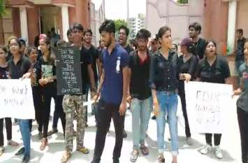 students protest against college demanding them to change campus करियर खतरे में देख फूट-फूटकर रोए छात्र, कालेज के खिलाफ किया प्रदर्शन