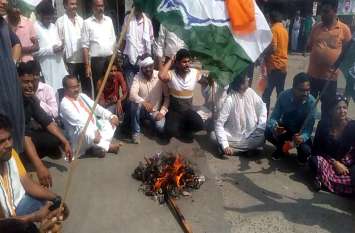 up cm yogi adityanath effigy blown by congress workers जलता रहा सीएम योगी का पुतला, मोबाइल पर वयस्त रही बाराबंकी पुलिस
