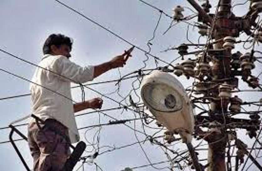 Workers getting injured due to negligence of contractors यहां मजदूरों की जान से खेल रहे बिजली विभाग के ठेकेदार...पढि़ए खबर