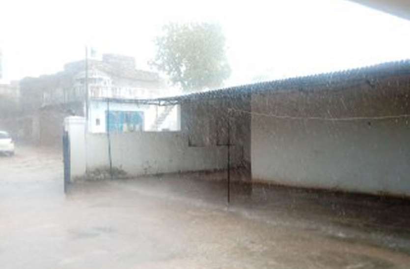 Rainy rain accompanied by strong winds तेज हवाओं के साथ बरसी राहत की बारिश