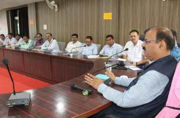 DM will take action against Unrecognized schools in Azamgarh डीएम ने कहा बिना मान्यता वाले स्कूल पर नहीं होगी कार्रवाई तो नपेंगे अधिकारी