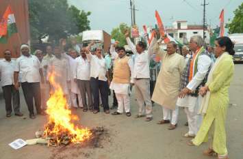 Priyanka Gandhi's arrest raises anger among Congressmen प्रियंका गांधी को गिरफ्तार करना प्रदेश सरकार का अमानवीय - तानाशाही रवैया