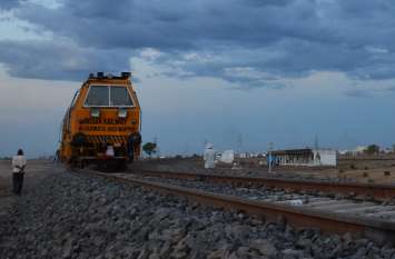 khandwa sanawad broad gauge Line work And News Update खंडवा से सनावद के बीच ब्रॉडगेज लाइन का 75 % ट्रैक पूरा , 16 किमी बनने का इंतजार