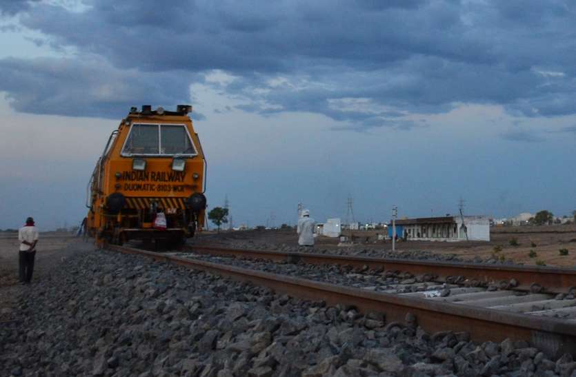 khandwa sanawad broad gauge Line work And News Update खंडवा से सनावद के बीच ब्रॉडगेज लाइन का 75 % ट्रैक पूरा , 16 किमी बनने का इंतजार
