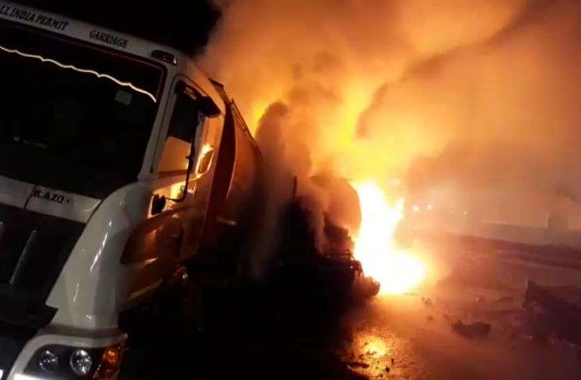 NH 8 Highway Fire In Three Trucks On National Highway 8 अलवर में नेशनल हाइवे 8 पर तीन ट्रकों में भिड़ंत, टक्कर के बाद आग से ट्रक जलकर राख, 10 किलोमीटर लंबा जाम लगा