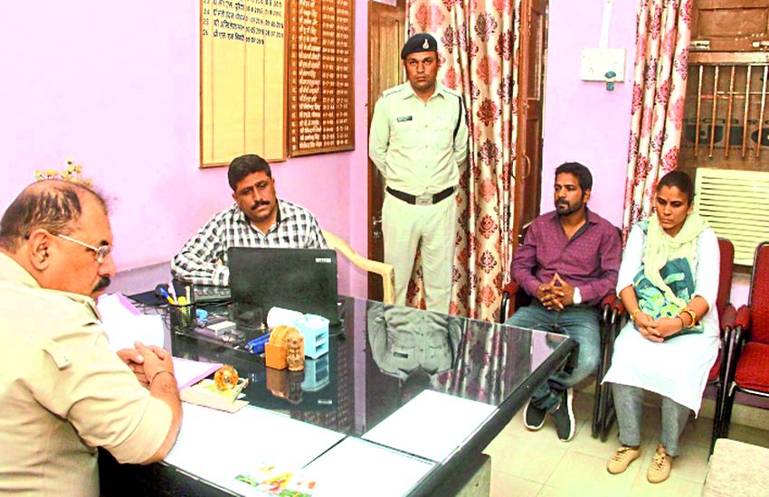 indore पीडि़ता बोलीं- पुलिसकर्मी ने कहे थे अपशब्द, समझाने पर की मारपीट