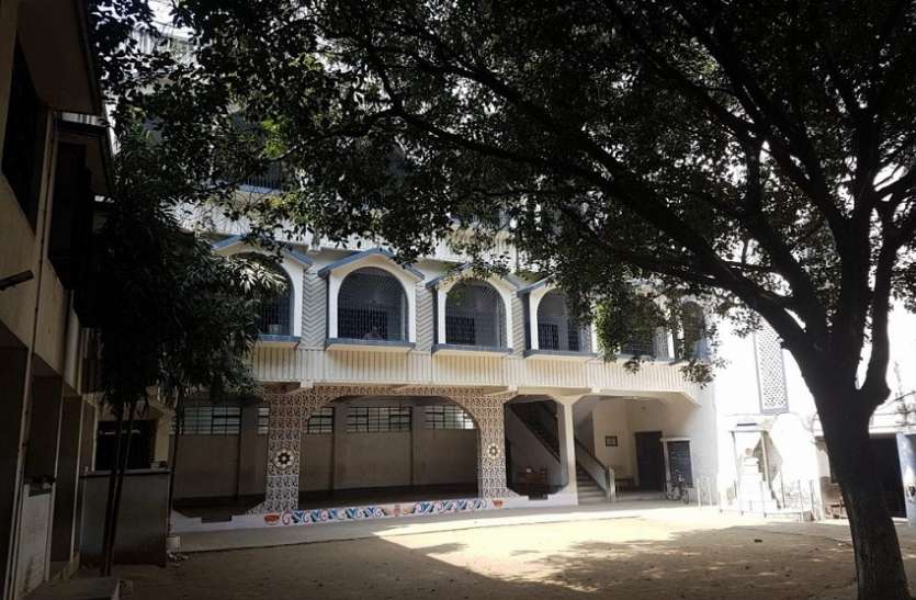 kolkata On the demand of daughter's daughter, the mother in front of the home: बेटी की सुपुर्दगी की मांग पर होम के सामने मां का धरना