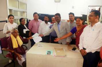 cases were resolved in the National Lok Adalat in khandwa 80 वर्षीय डूब प्रभावित बुजुर्ग को 15 साल की लड़ाई के बाद मिला न्याय
