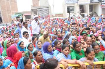 protest against dm नेता नहीं आशा सहयोगिन दिलाती है सरकारी योजना का लाभ