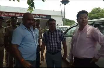 The three-member team is headed by Lucknow Divisional Commissioner शासन के निर्देश पर बनी तीन सदस्यीय टीम की निगरानी में जनपद