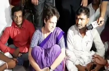 priyanka gandhi hearing with congress workers in chunar fort पुलिस हिरासत में प्रियंका गांधी: चुनार किले में ही कार्यकर्ताओं के बीच बैठकर कर रहीं सुनवाई
