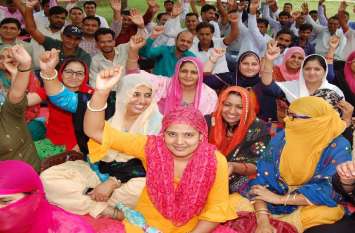 143 teachers in Madrassa schools teach on leave नियमित करने की मांग को लेकर जिले के 50 मदरसा स्कूलों में पढ़ाने वाले 143 पैराटीचर्स रहे अवकाश पर