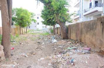 park hai ya garbage dipo यह पार्क है या कचरा डिपो