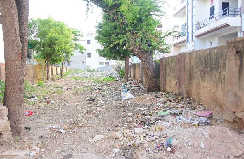 park hai ya garbage dipo यह पार्क है या कचरा डिपो