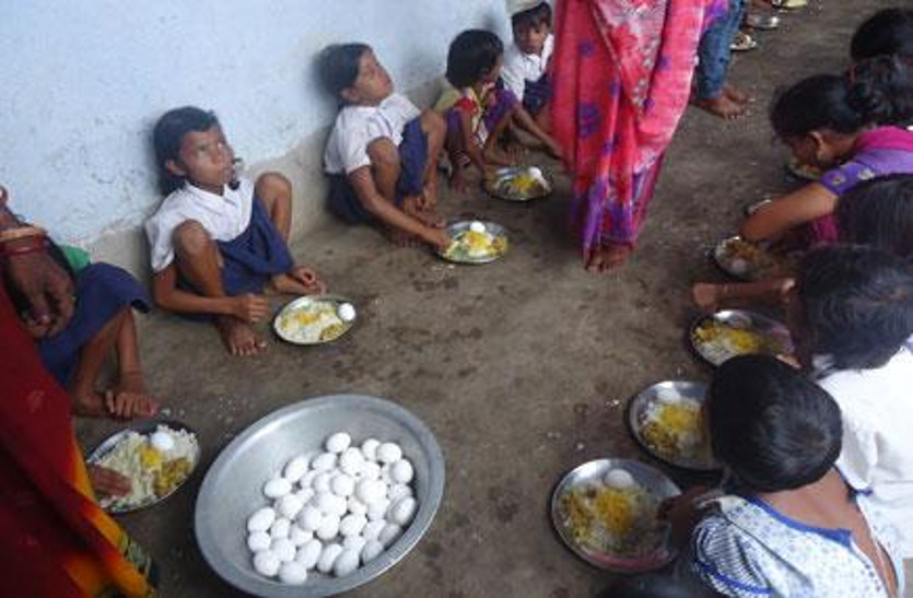 Kabir samaj protest for including egg in mid day meal in schools कबीर पंथियों ने कहा- अंडा एक मांसाहार है, इसकी जगह बच्चों को अंकुरित चना और मूंगफली खिलाए सरकार