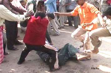 mob lynching in bhiwadi alwar अलवर में फिर मॉब लिंचिंग, युवती को टक्कर मारने पर उसके परिजनों ने युवक को पीटा, इलाज के दौरान मौत