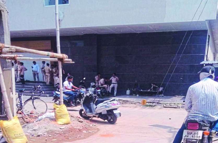 INDORE 'ऊपर' से फोन आया तो अवैध होस्टल को तोड़े बिना लौट आया निगम का 'बुलडोजर'