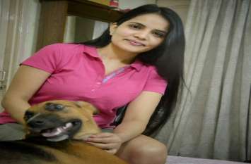 woman searching missing dog in noida NOIDA NEWS: डॉगी के लिए दांव पर लगाई नौकरी, जानिए क्या है मामला