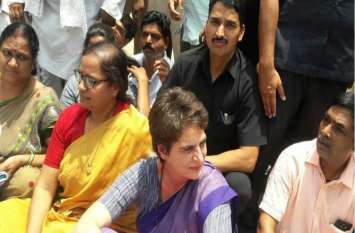 Priyanka Gandhi and Dm dispute for sonbhadra visit in Up Mirzapur प्रियका गांधी सोनभद्र जाने पर अड़ी, कहा- परिवार से मिले बिना वापस नहीं जाऊंगी, डीएम ने कहा किसी कीमत पर नहीं जाने देंगे