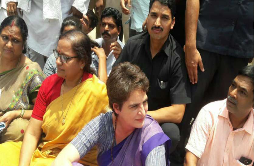 Priyanka Gandhi प्रियका गांधी सोनभद्र जाने पर अड़ी, कहा- परिवार से मिले बिना वापस नहीं जाऊंगी, डीएम ने कहा किसी कीमत पर नहीं जाने देंगे