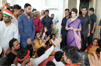 Mirzapur Police Stopped Priyanka Gandhi from going to sonbhadra प्रियंका गांधी को मिर्जापुर पुलिस ने रोका, तो धरने पर बैठी कहा मैं सोनभद्र जाकर रहूंगी