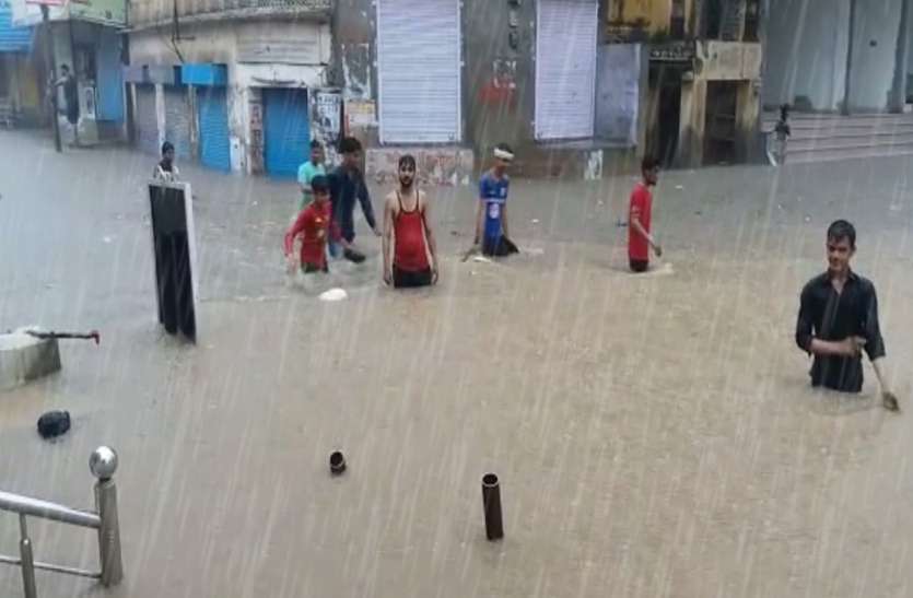 Rajasthan Weather Forecast : राजस्थान में अगले 2-3 दिन मौसम का मिजाज पूरी तरह बदला रहेगा। मौसम विभाग ने प्रदेश के कई जिलो में भारी बारिश की चेतावनी जारी की है। मौसम अपडेट: राजस्थान में अगले 2-3 दिन बदला रहेगा मौसम का मिजाज, इन 12 जिलों में भारी बारिश का अलर्ट