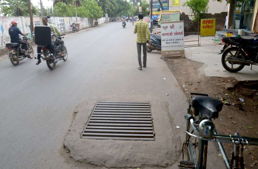 CG News सड़क के एक गड्ढे ने तोड़ दिया डोली चढ़ने का सपना, अपने पैरों पर खड़े भी नहीं हो सकती