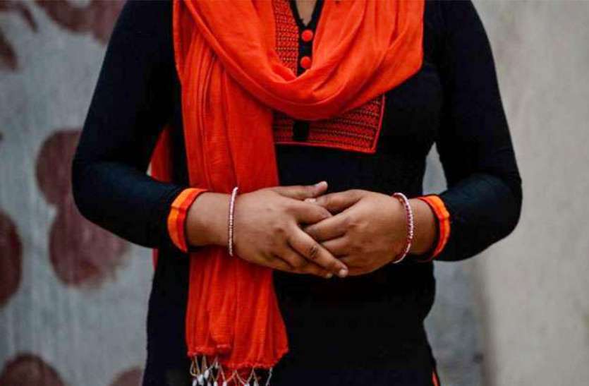 Married Woman Raped : सीकर जिले के दांतारामगढ़ में रिश्ते को शर्मसार करने वाली घटना सामने आई है। एक विवाहिता ने देवर पर बलात्कार करने का मामला पुलिस में दर्ज करवाया है। देर रात भाभी के कमरे में घुसकर देवर करने लगा शर्मनाक हरकत, शोर सुनकर जागे घरवाले