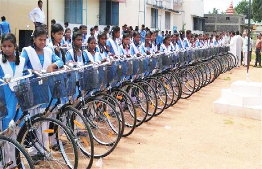 indore स्कूल तो शुरू हो गए पर छात्राओं को अब तक नहीं मिली साइकिल