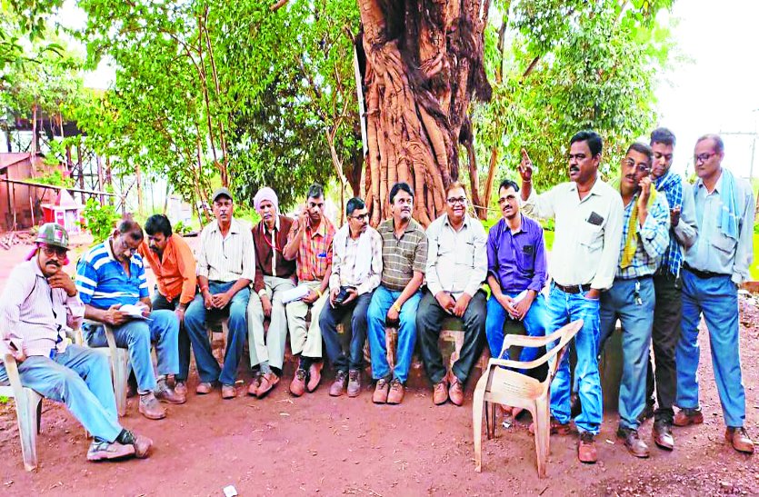 Mine workers stopped work for Uniform, two thousand tonnes affected यूनिफार्म के लिए खदान कर्मचारियों ने बंद किया काम, दो हजार टन उत्पादन प्रभावित
