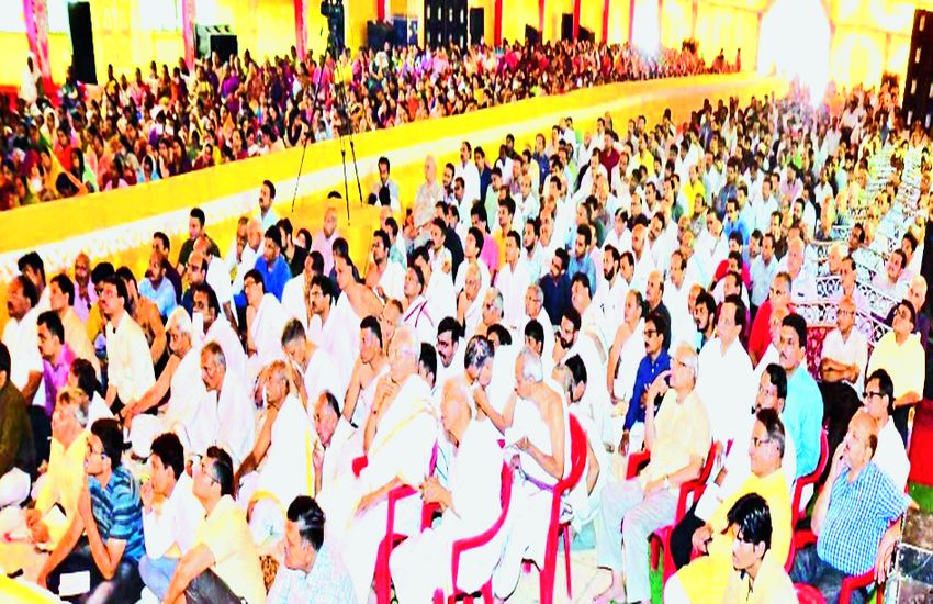 indore फिल्मों और टीवी धारावाहिकों में अश्लीलता पर बरसे संत