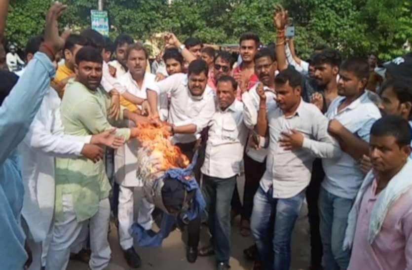 Yogi Effigy प्रियंका गांधी की गिरफ्तारी से आक्रोशित कांग्रेसियों ने फूंका सीएम योगी का पुतला, कहा- सिंहासन जलाकर राख कर देगी जनता