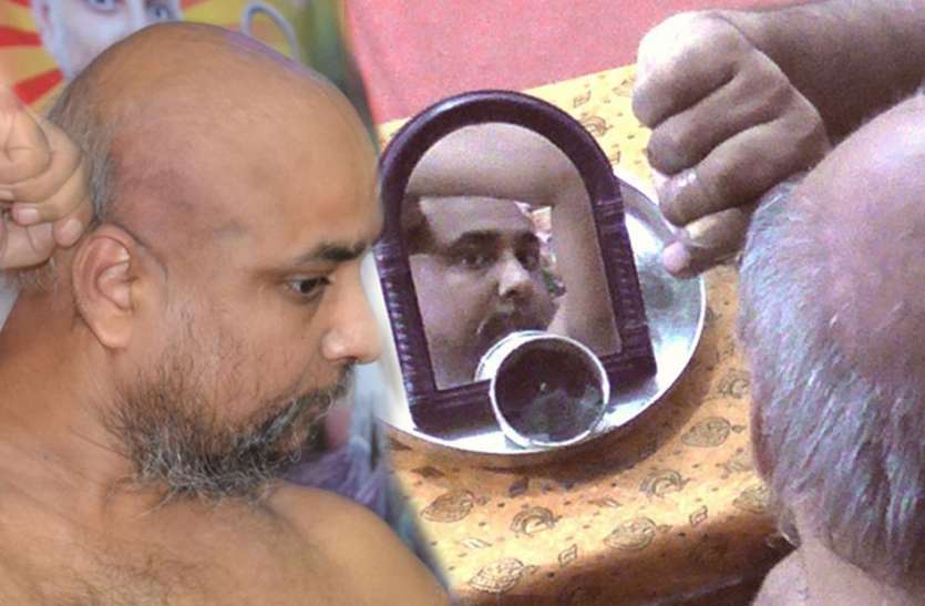 banswara जैन मुनि प्रतीक सागर अपने हाथों से करते रहे केशलोच, सामने बैठे लोगों की आंखों से निकलते रहे आंसू