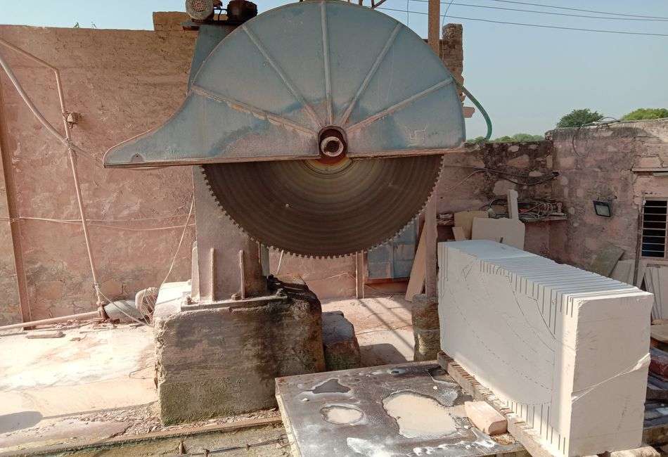 कार्रवाई के विरोध में लामबंद हुए पत्थर व्यापारी, 500 मशीनों के थमे चक्के