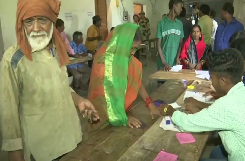 Odisha ओडिशा उपचुनावः पटकुरा सीट पर मतदान जारी, बीजेडी-बीजेपी के बीच मुख्य मुकाबला