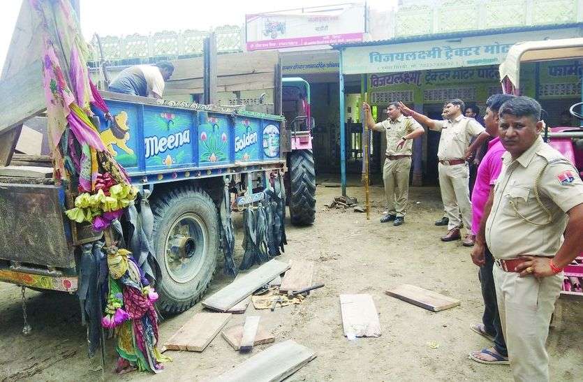 भाड़ौती. कस्बे के मुख्य बाजार में ट्रॉली के लगे फंटों को मशीन की सहायता से काटते हुए पुलिसकर्मी। 14 अवैध स्टॉक से 20 हजार टन बजरी जब्त