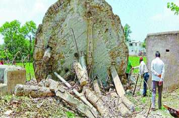 Damaged water tank जर्जर पानी टंकी की ध्वस्त