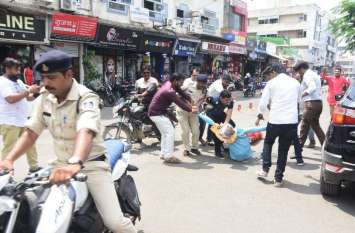 putala dahan रतलाम:- आई आईटी सेल ने यूपी के मुख्यमंत्री योगी आदित्यनाथ का पुतला फूंका।