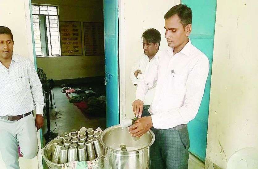 बच्चों को दूध पिलाते हुए शिक्षक। 80 छात्र और पांच लीटर दूध