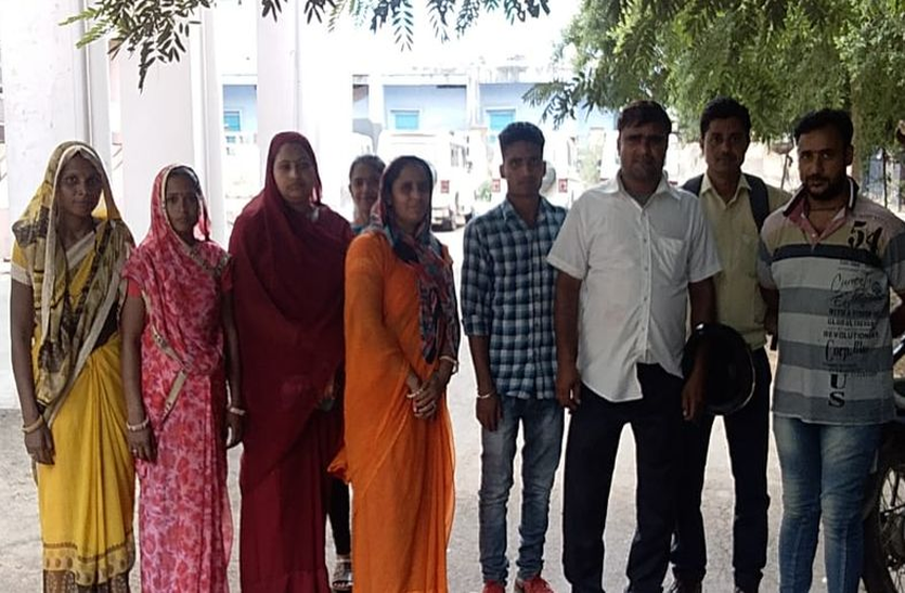 karauli hindi news पगार के इंतजार में झेल रहे आर्थिक संकट, 7 माह से नहीं मिला मानदेय